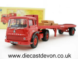 ミニカー corgi 23202 bedford tk plateforme camion Amazon.com: Corgi Classics BRS Bedford TK with Trailer