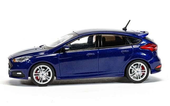 va15307_4.jpg Main image for the Corgi VA15307 Ford Focus Mk3 ST, Deep Impact Blue shown on a white background